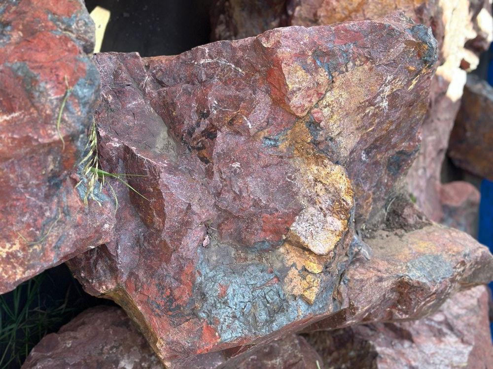 Камни для ландшафтного дизайна красно-фиолетовые 10-60 килограмм купить в Горно-Алтайске