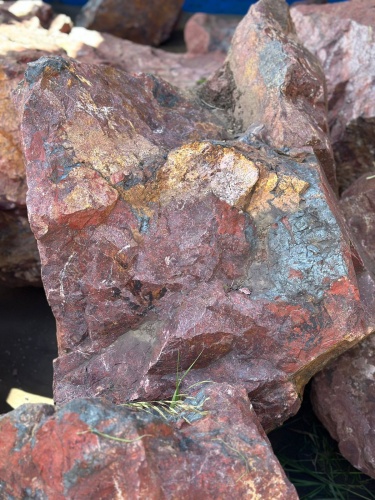 Камни для ландшафтного дизайна красно-фиолетовые 10-60 килограмм купить в Горно-Алтайске