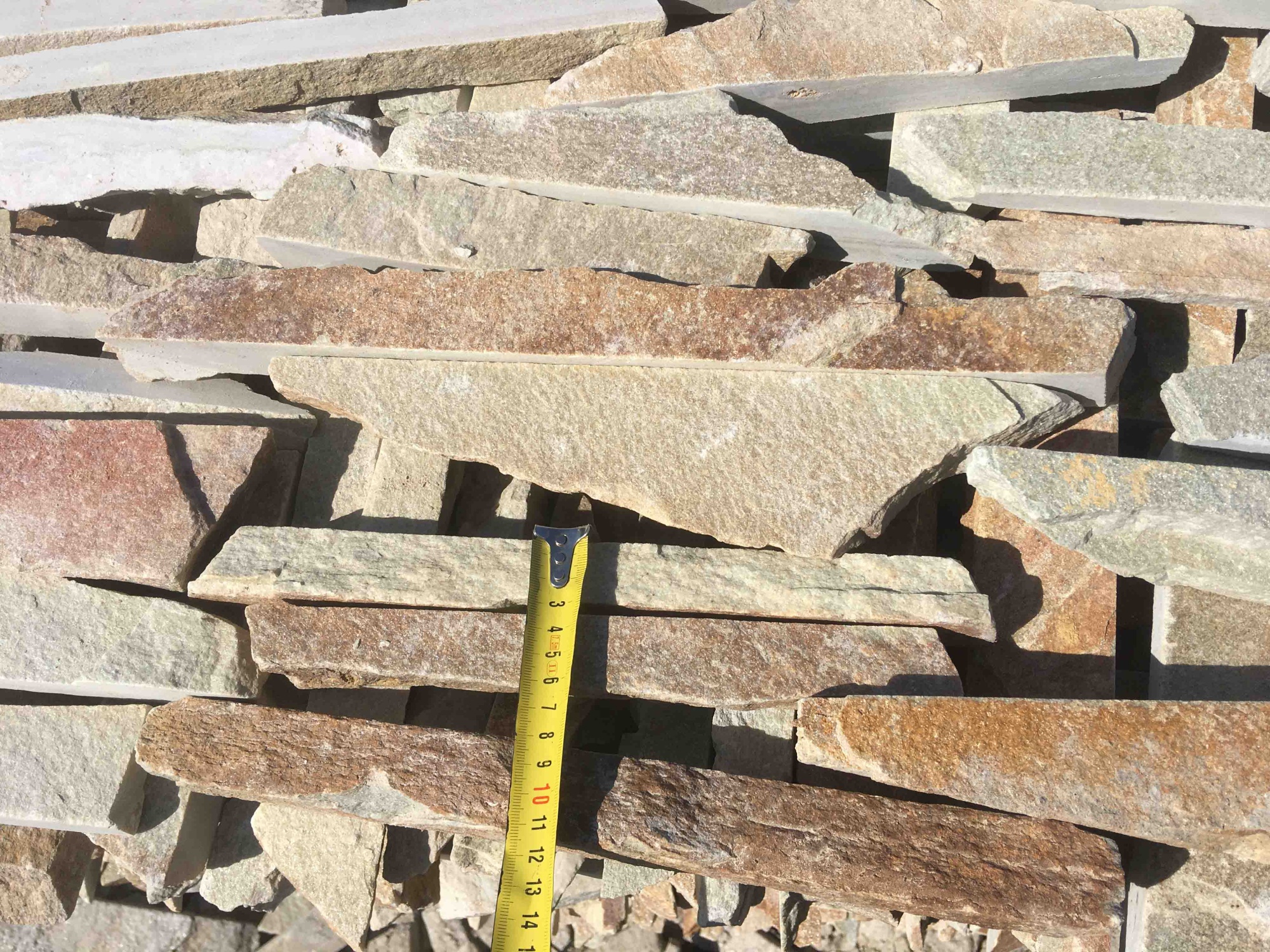 Горбушка златолит золотистый для облицовки купить в Горно-Алтайске