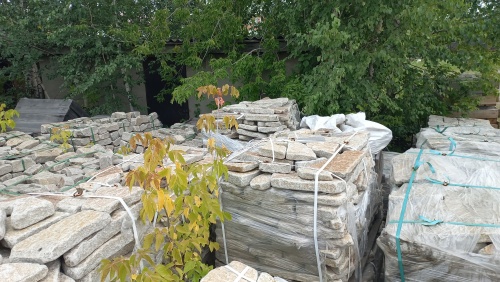 Плитняк галтованный гранитный для ландшафтного дизайна купить в Горно-Алтайске