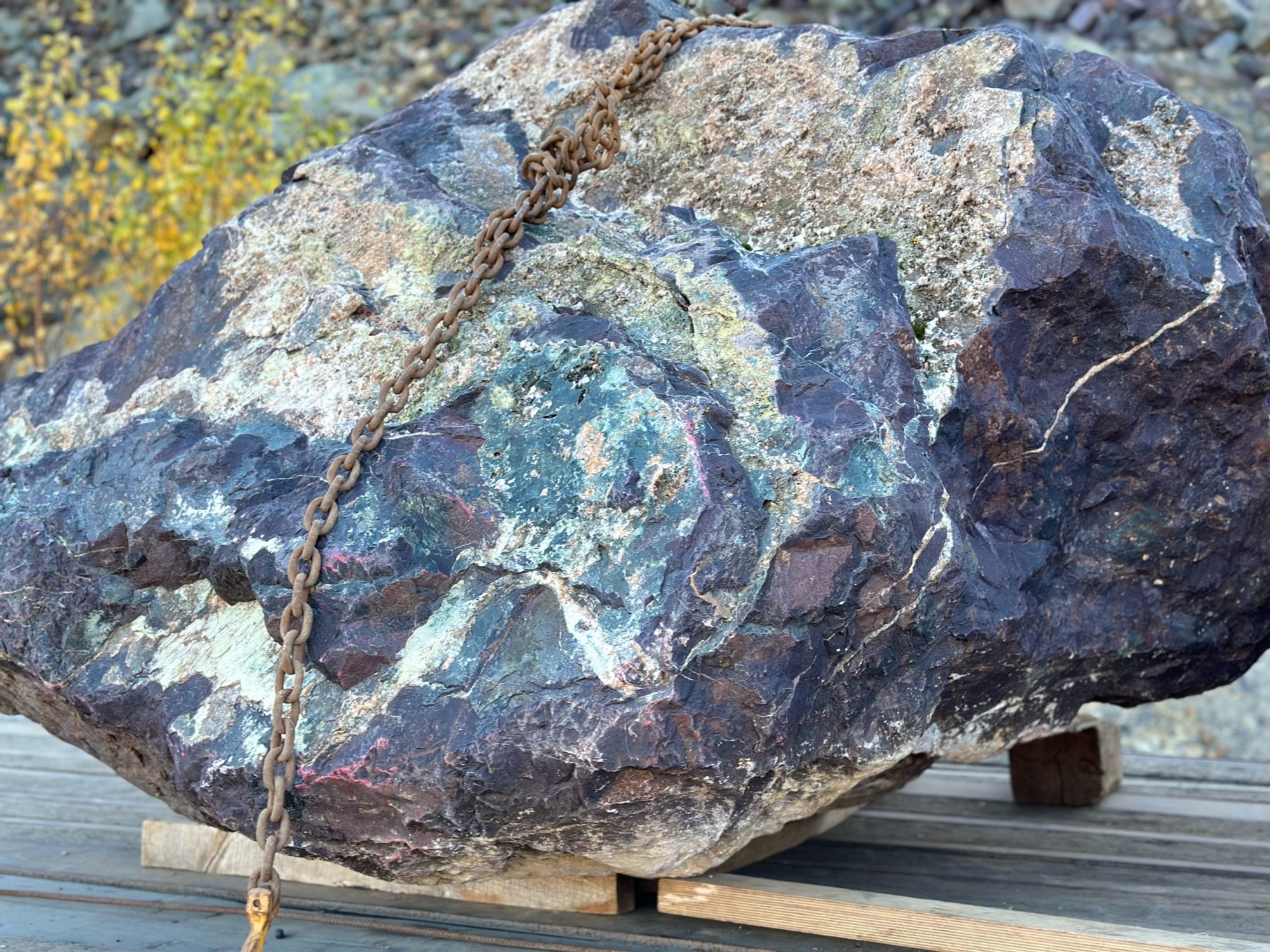 Огромные красно-фиолетовые валуны для ландшафтного дизайна весом более 5 тонн купить в Горно-Алтайске