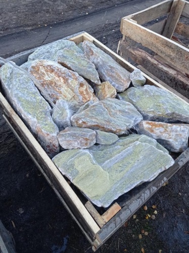 Златолит жёлтый, жёлто-зелёный глыбки и валуны для ланшафтного дизайна купить в Горно-Алтайске