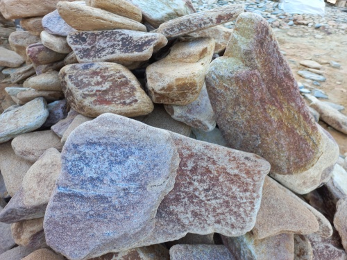 Златолит жёлтый, жёлто-зелёный глыбки и валуны для ланшафтного дизайна купить в Горно-Алтайске