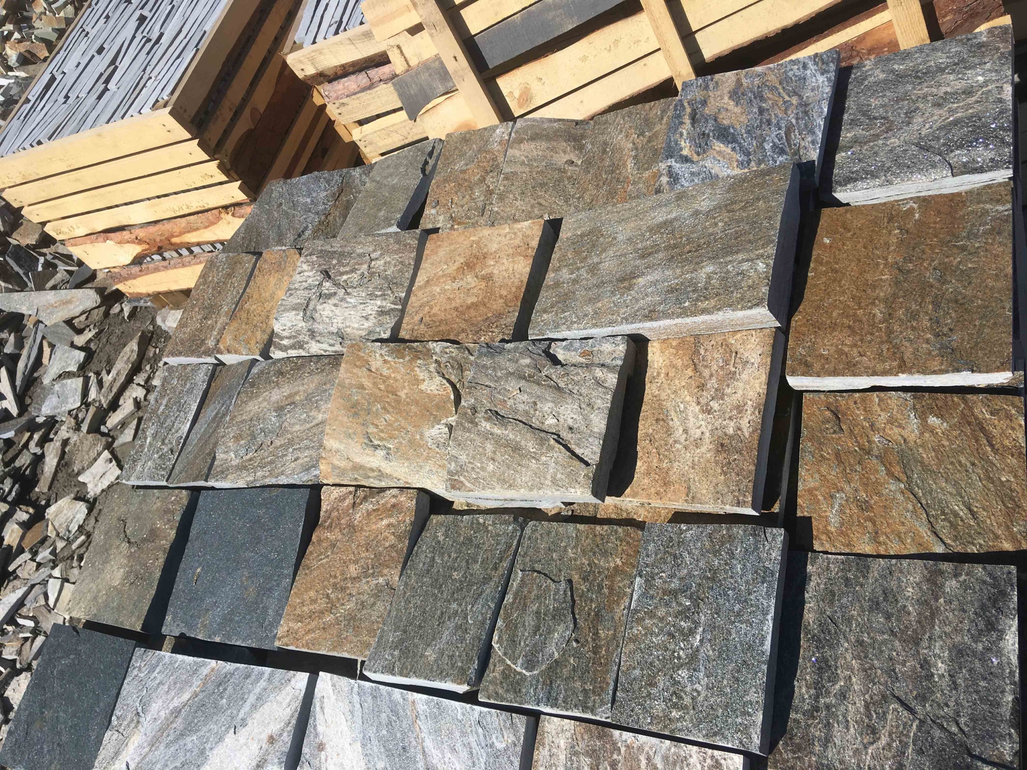 Плитка пилёная златолит Уральский для цоколя, отмостки купить в Горно-Алтайске