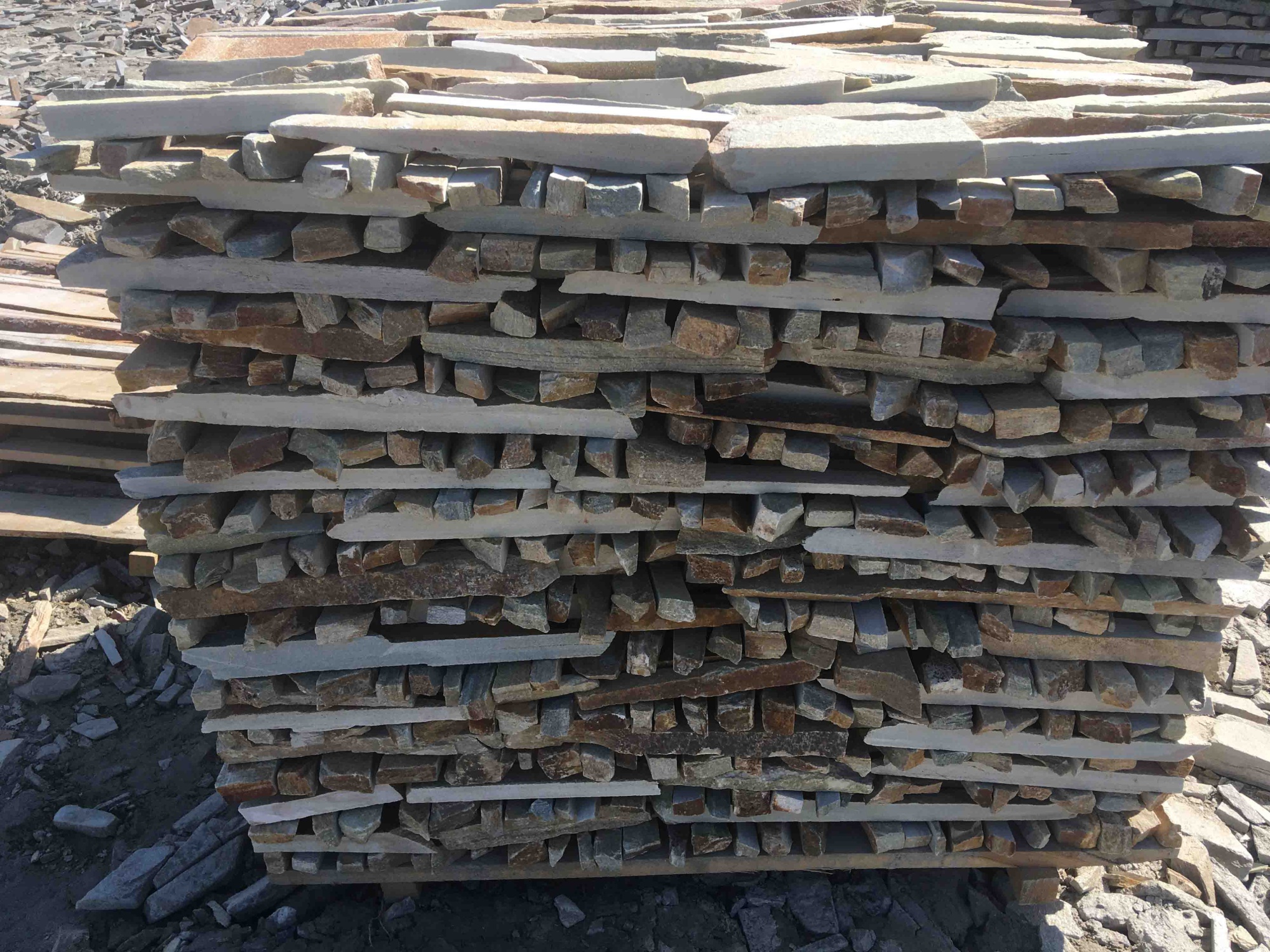 Горбушка златолит золотистый для облицовки купить в Горно-Алтайске