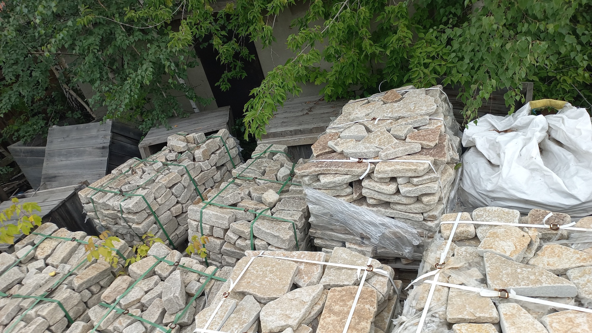 Плитняк гранитный галтованный купить в Горно-Алтайске