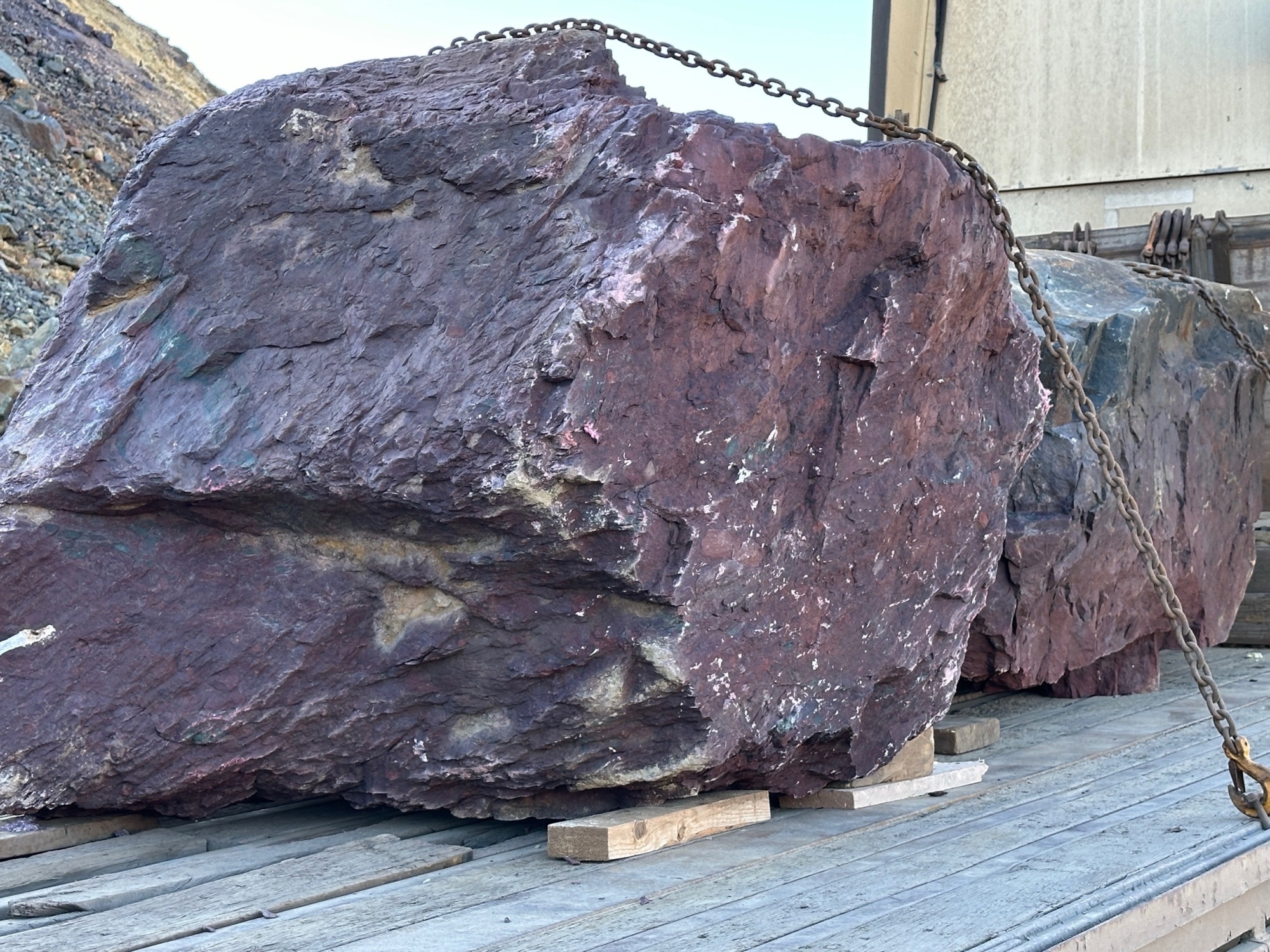 Огромные красно-фиолетовые валуны для ландшафтного дизайна весом более 5 тонн купить в Горно-Алтайске