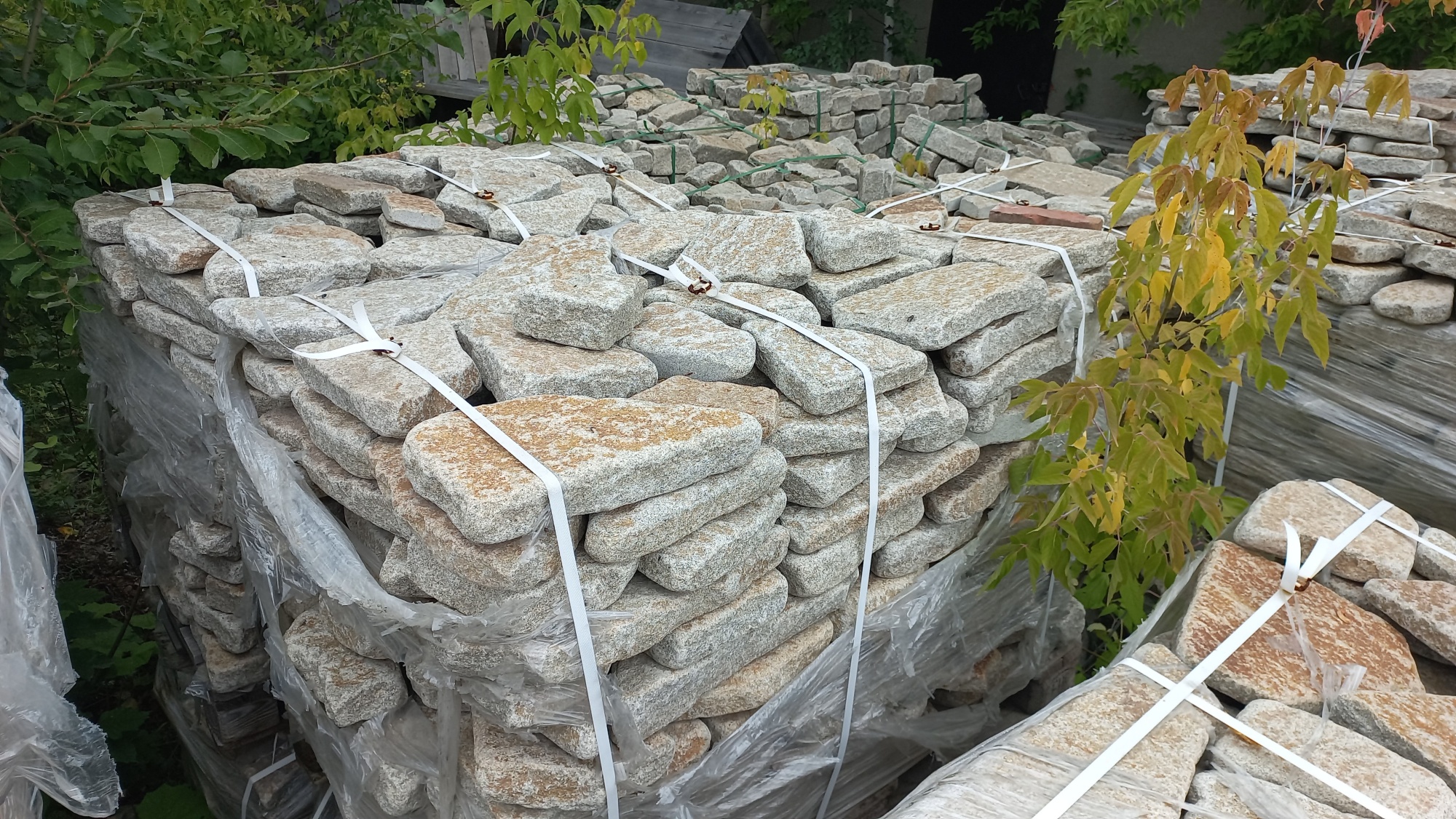 Плитняк галтованный гранитный для ландшафтного дизайна купить в Горно-Алтайске