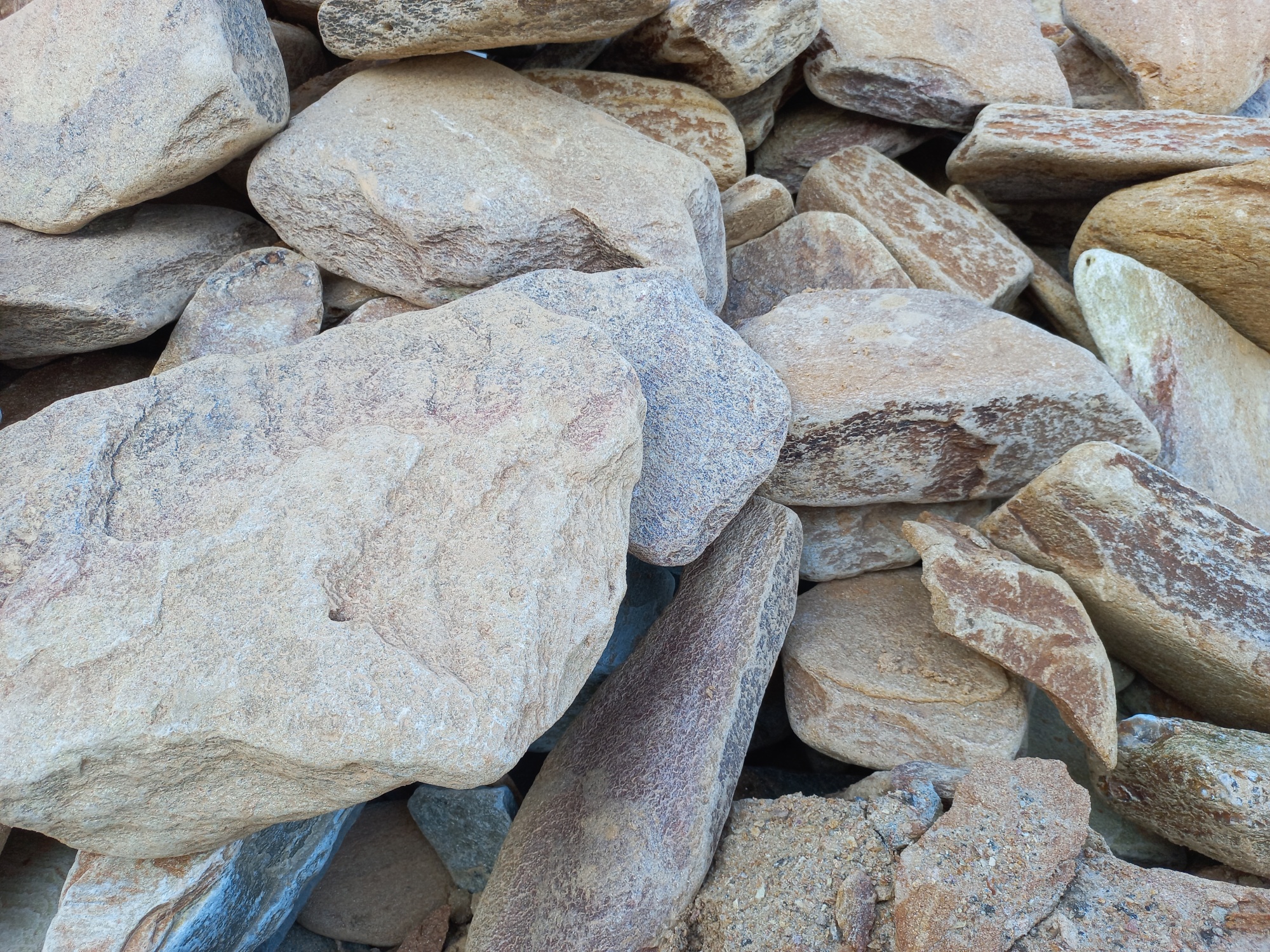 Златолит жёлтый, жёлто-зелёный глыбки и валуны для ланшафтного дизайна купить в Горно-Алтайске