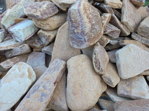 Златолит жёлтый, жёлто-зелёный глыбки и валуны для ланшафтного дизайна купить в Горно-Алтайске