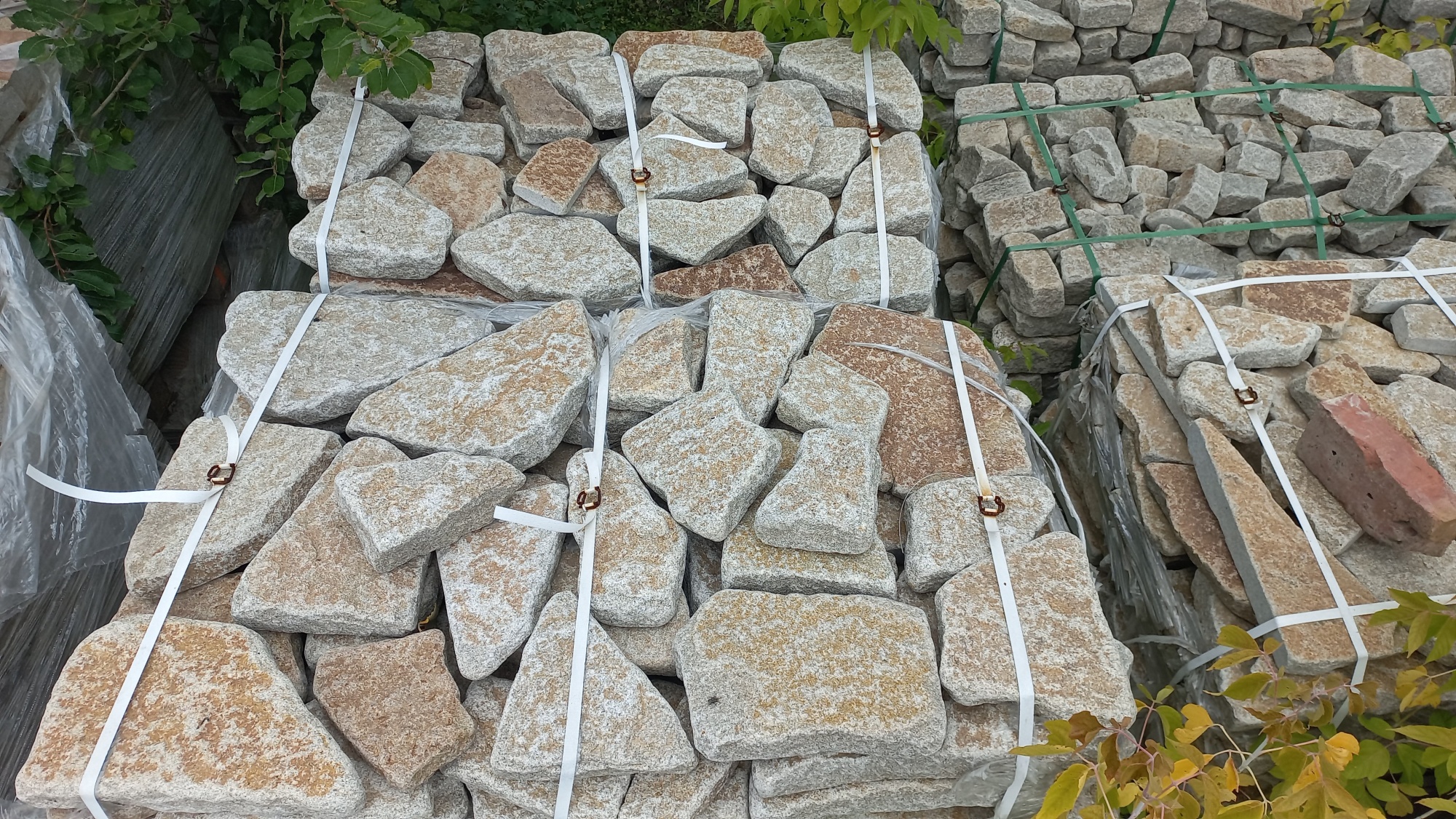 Гранитный плитняк галтованный для мощения купить в Горно-Алтайске