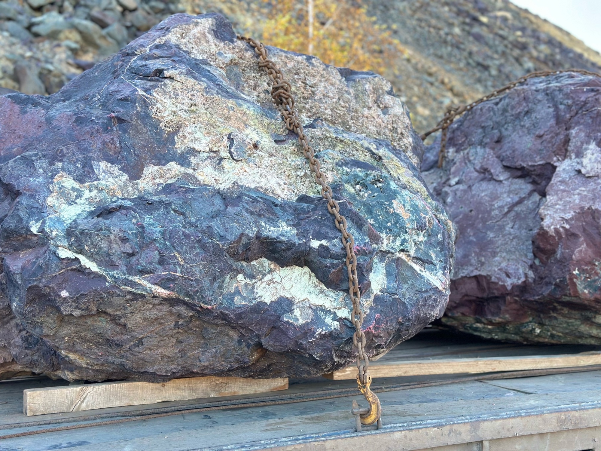 Огромные красно-фиолетовые валуны для ландшафтного дизайна весом более 5 тонн купить в Горно-Алтайске