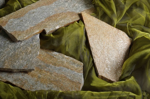 Плитняк златолит Уральский для цоколя, отмостки купить в Горно-Алтайске