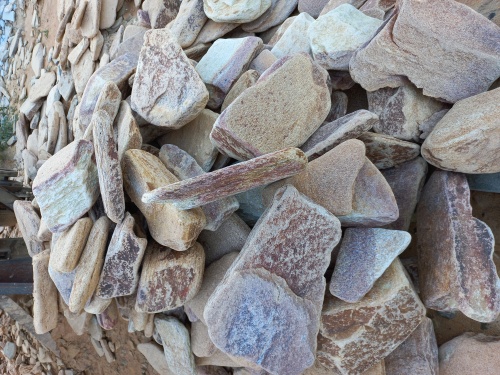 Златолит жёлтый, жёлто-зелёный глыбки и валуны для ланшафтного дизайна купить в Горно-Алтайске