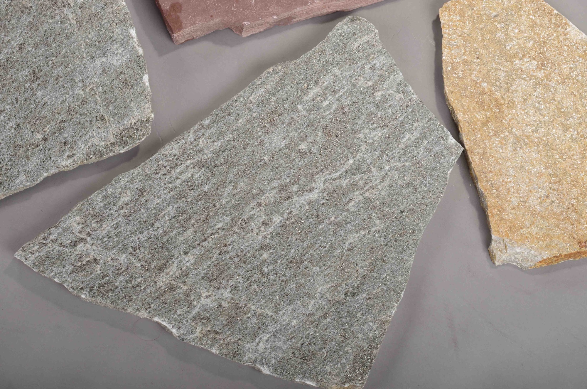 Плитняк златолит Уральский для цоколя, отмостки купить в Горно-Алтайске