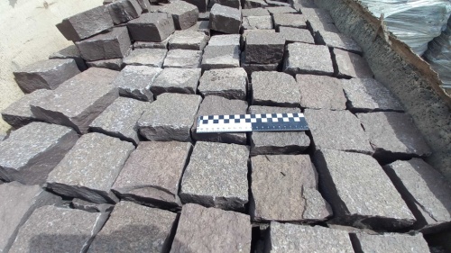 Лемезит колотая брусчатка 10 * 10 см. для парковки купить в Горно-Алтайске